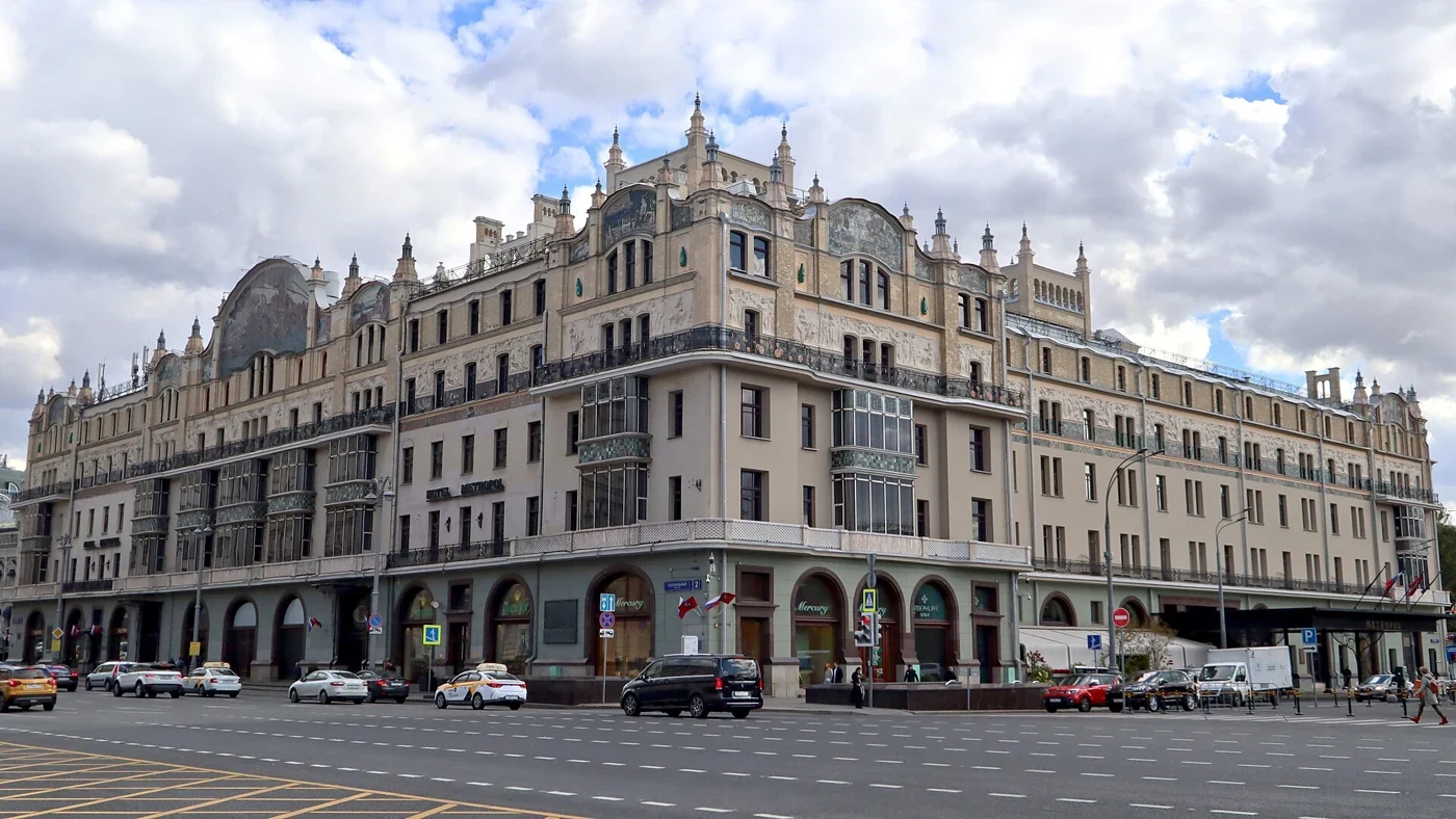 Фасад московского отеля «Метрополь» со стороны Театрального проезда, фотография 2022 года
